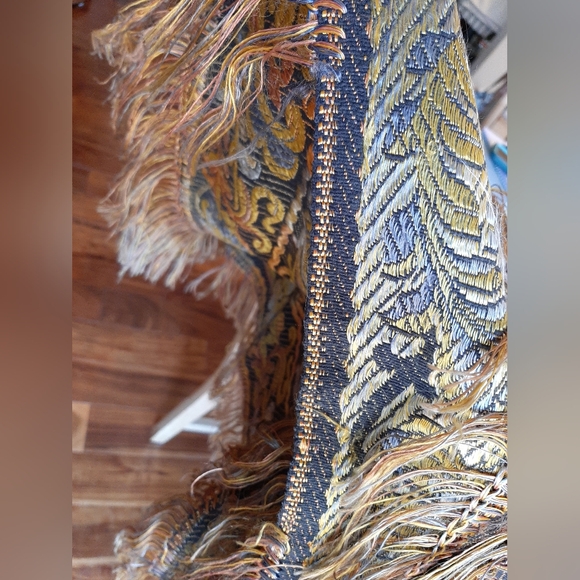 Beautiful paisley patterned wrap - Picture 4 of 4